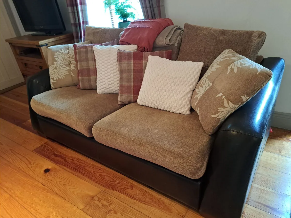 Clean 3 seater sofa - Image 1