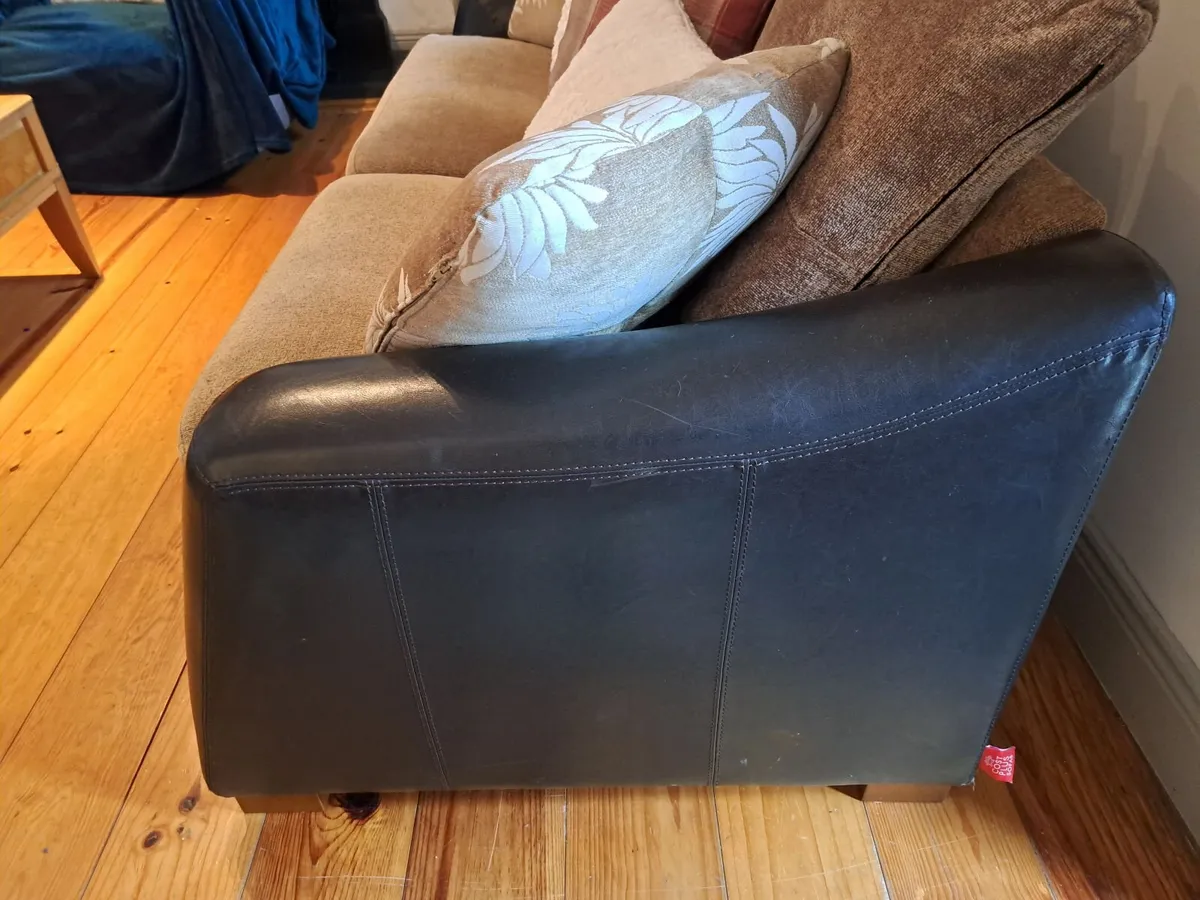 Clean 3 seater sofa - Image 3