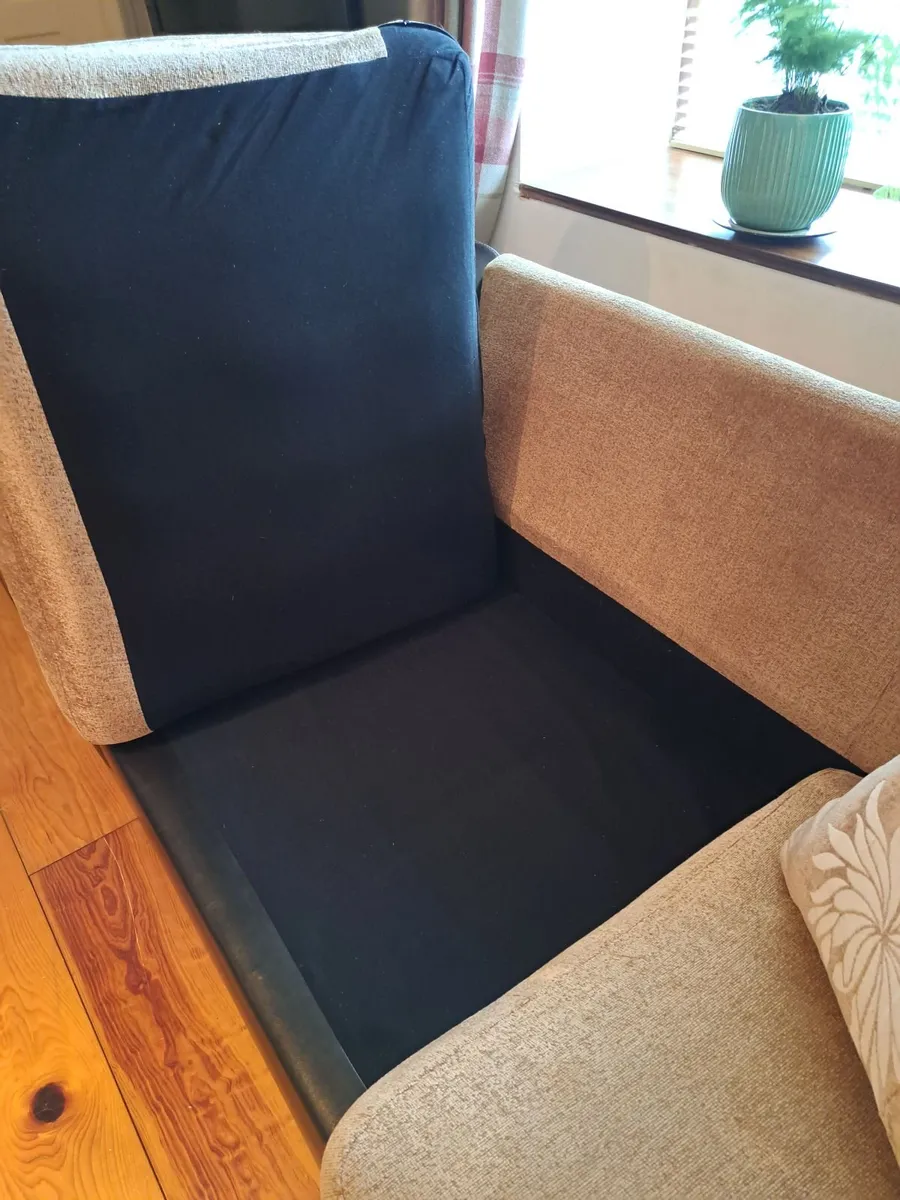 Clean 3 seater sofa - Image 4
