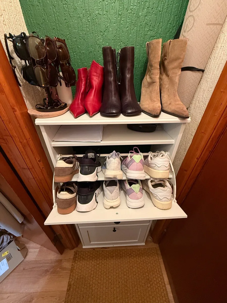 Shoe cabinet with 3 compartments - Image 1