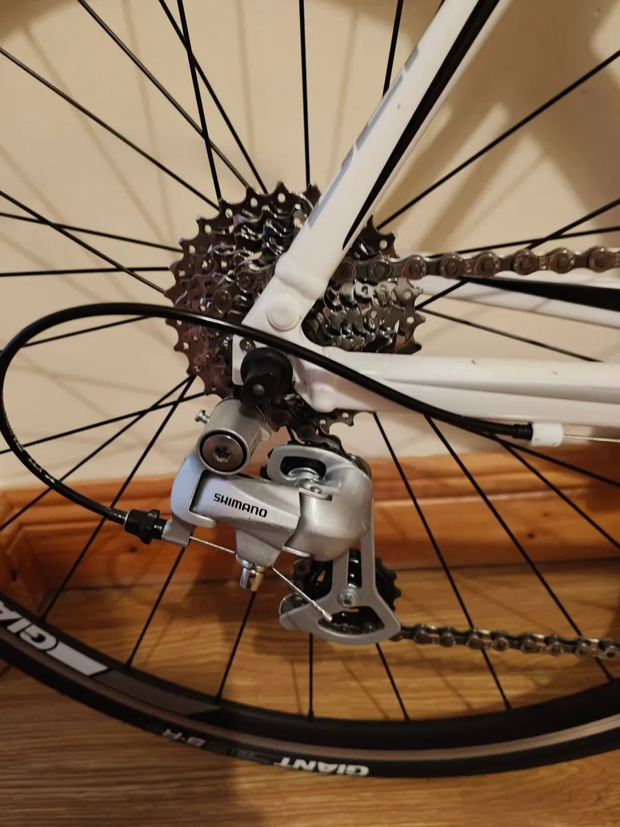 Giant Defy Road Bike - Image 2