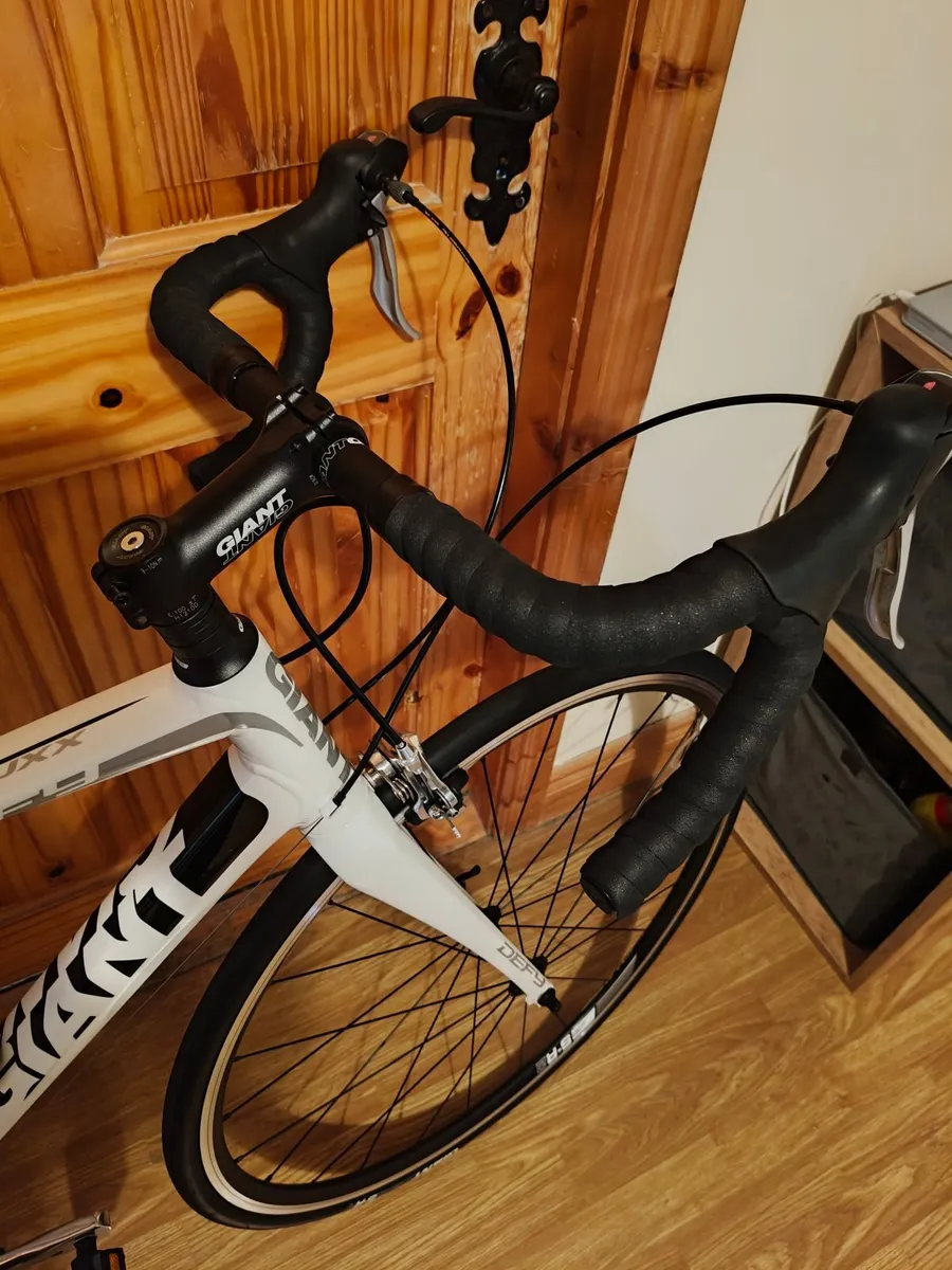 Giant Defy Road Bike - Image 3