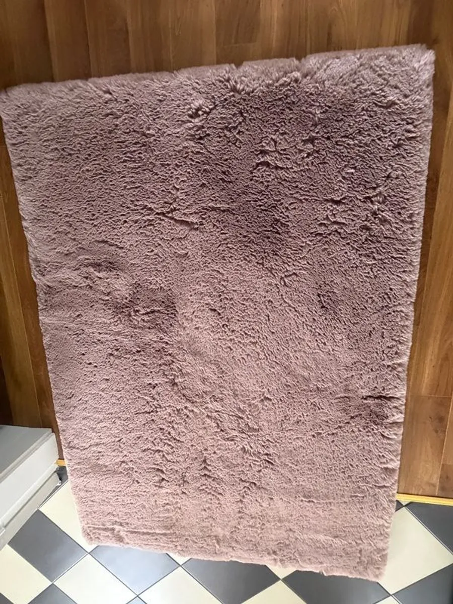 Pink faux fur rug 175x125cm - Image 1