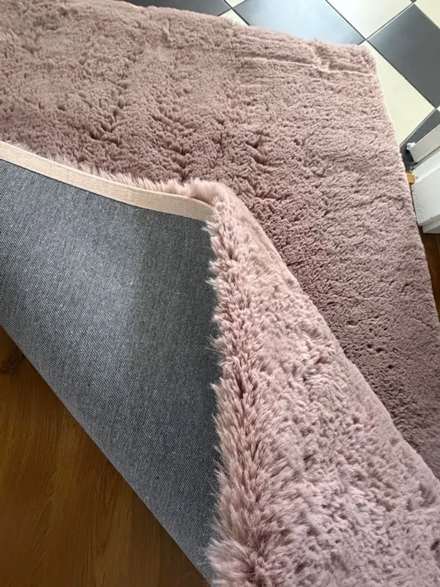 Pink faux fur rug 175x125cm - Image 2