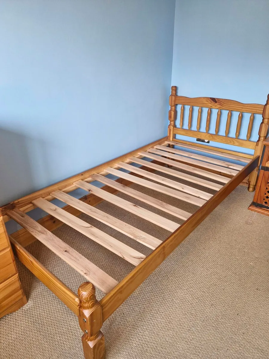 Single bed,locker and drawers - Image 1