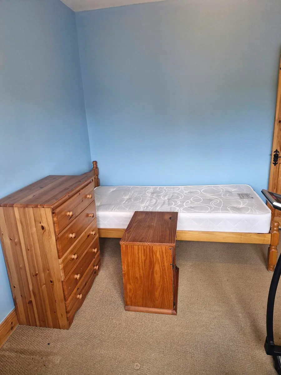 Single bed,locker and drawers - Image 4