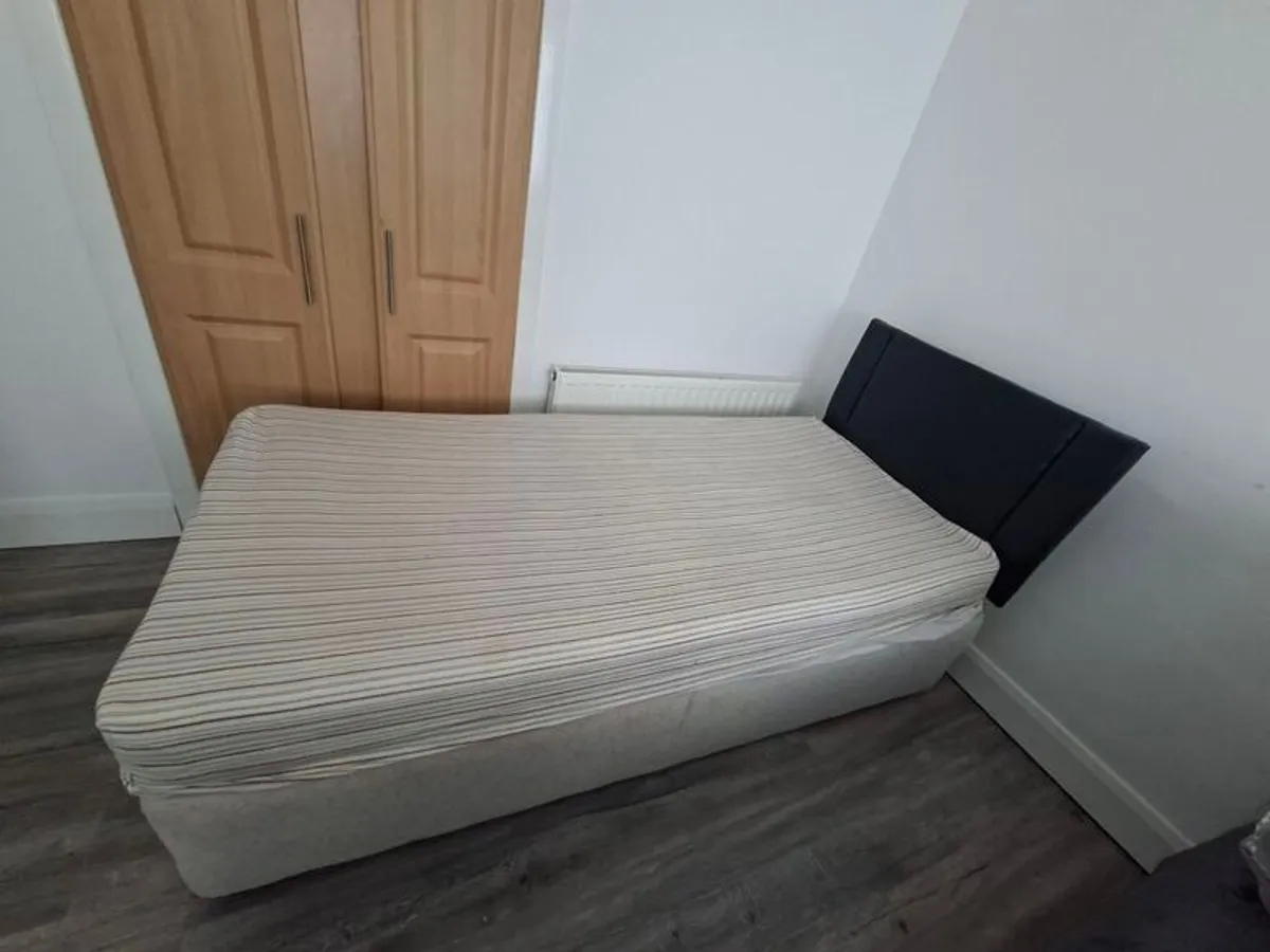 Single bed - Image 1