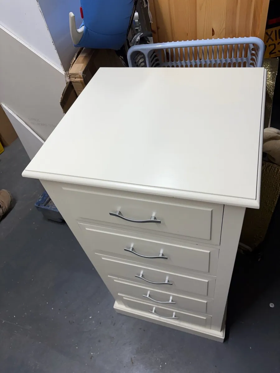 Solid wood 5 drawer tallboy chest of drawers, dove - Image 2