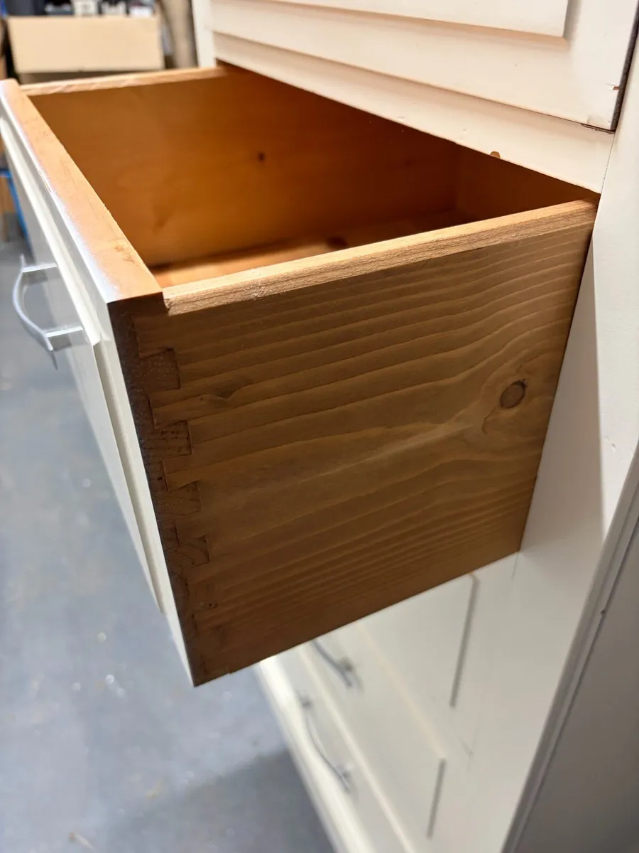 Solid wood 5 drawer tallboy chest of drawers, dove - Image 3