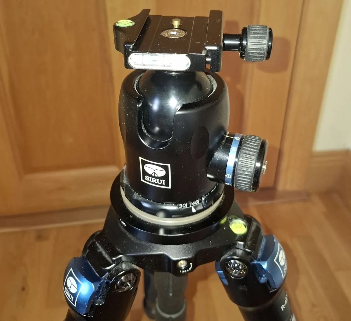 SIRUI R-4213X Carbon Fibre Tripod + K-40X Head - Image 1