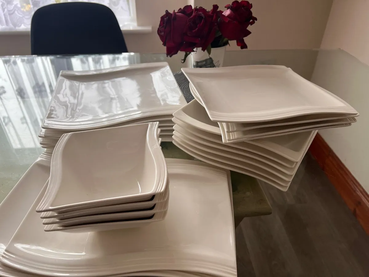 Porcelain dish set - Image 1