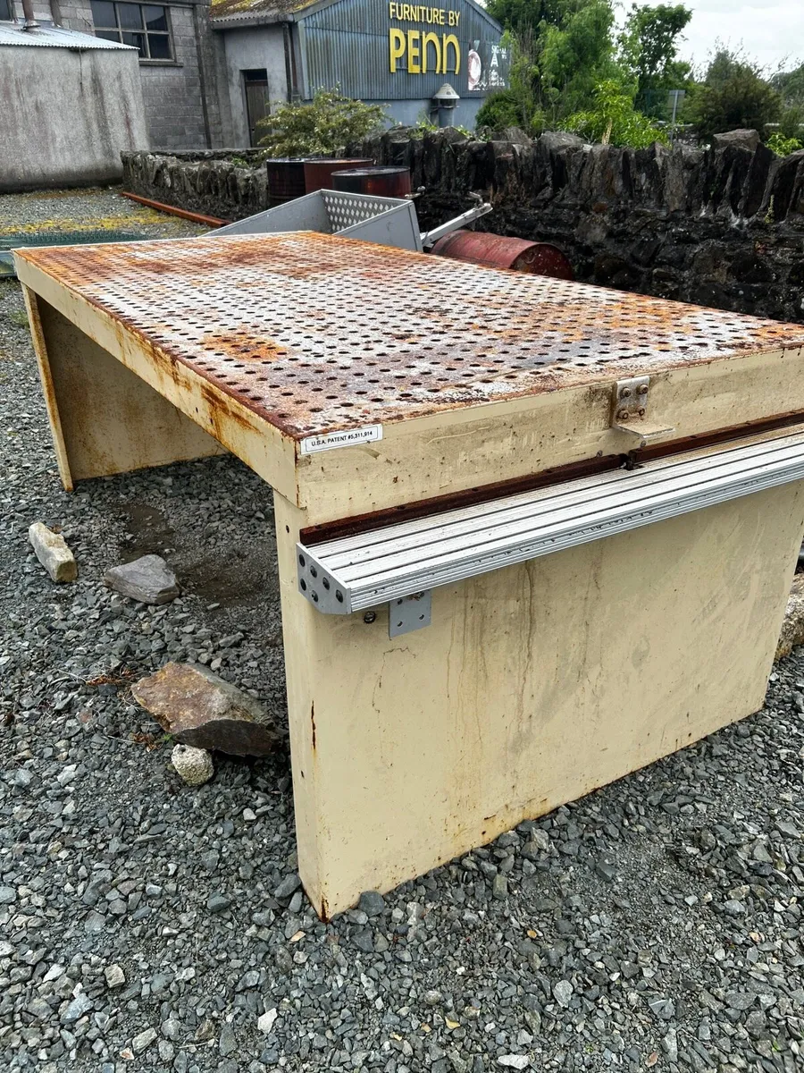 Work bench - Image 1