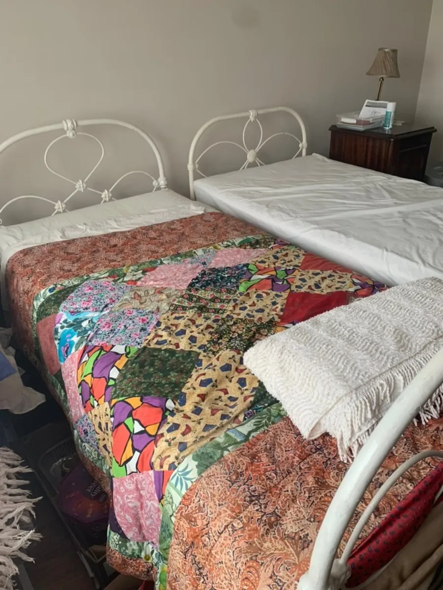 three antique iron beds - Image 3
