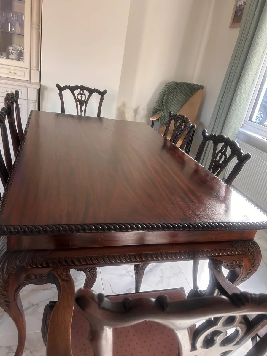Table and chairs - Image 2