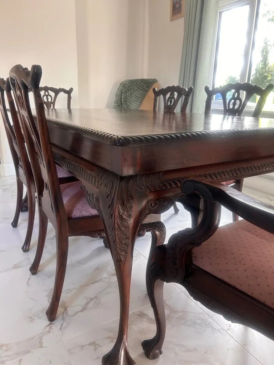 Table and chairs - Image 1