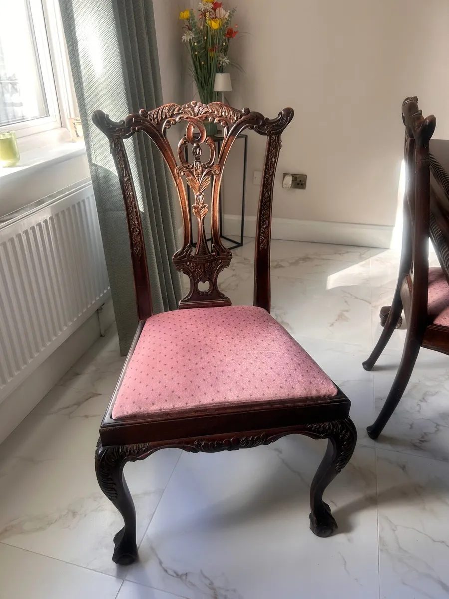 Table and chairs - Image 4