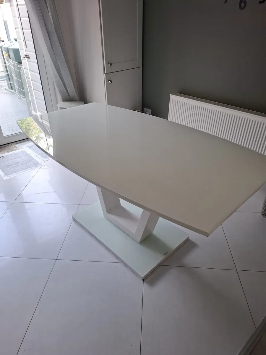 Kitchen Table. - Image 1