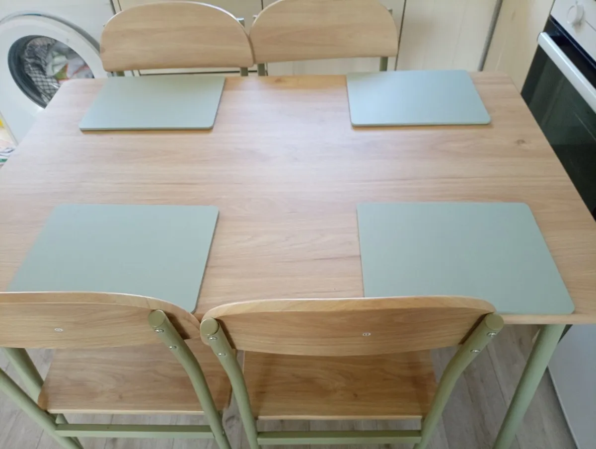 Table and chairs - Image 1