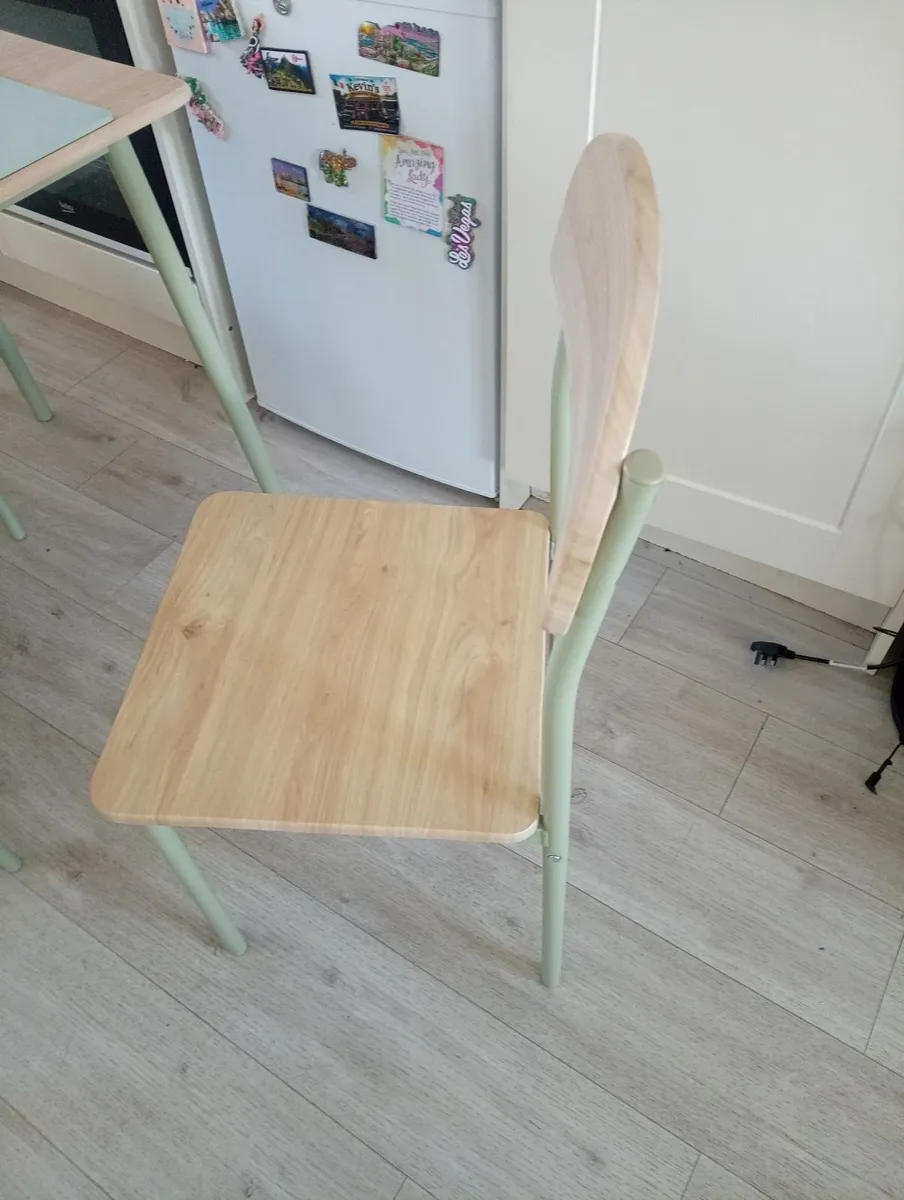 Table and chairs - Image 2
