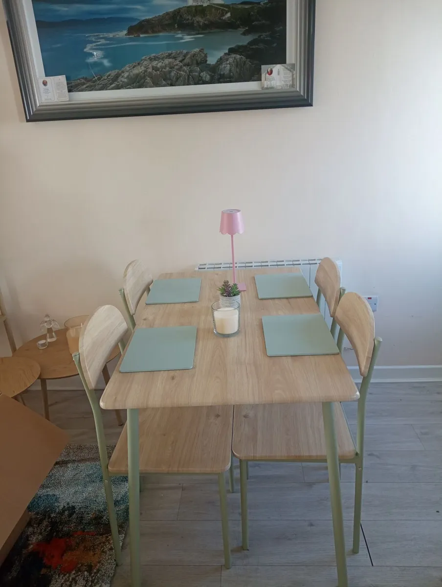Table and chairs - Image 3