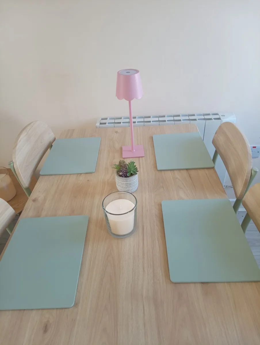 Table and chairs - Image 4