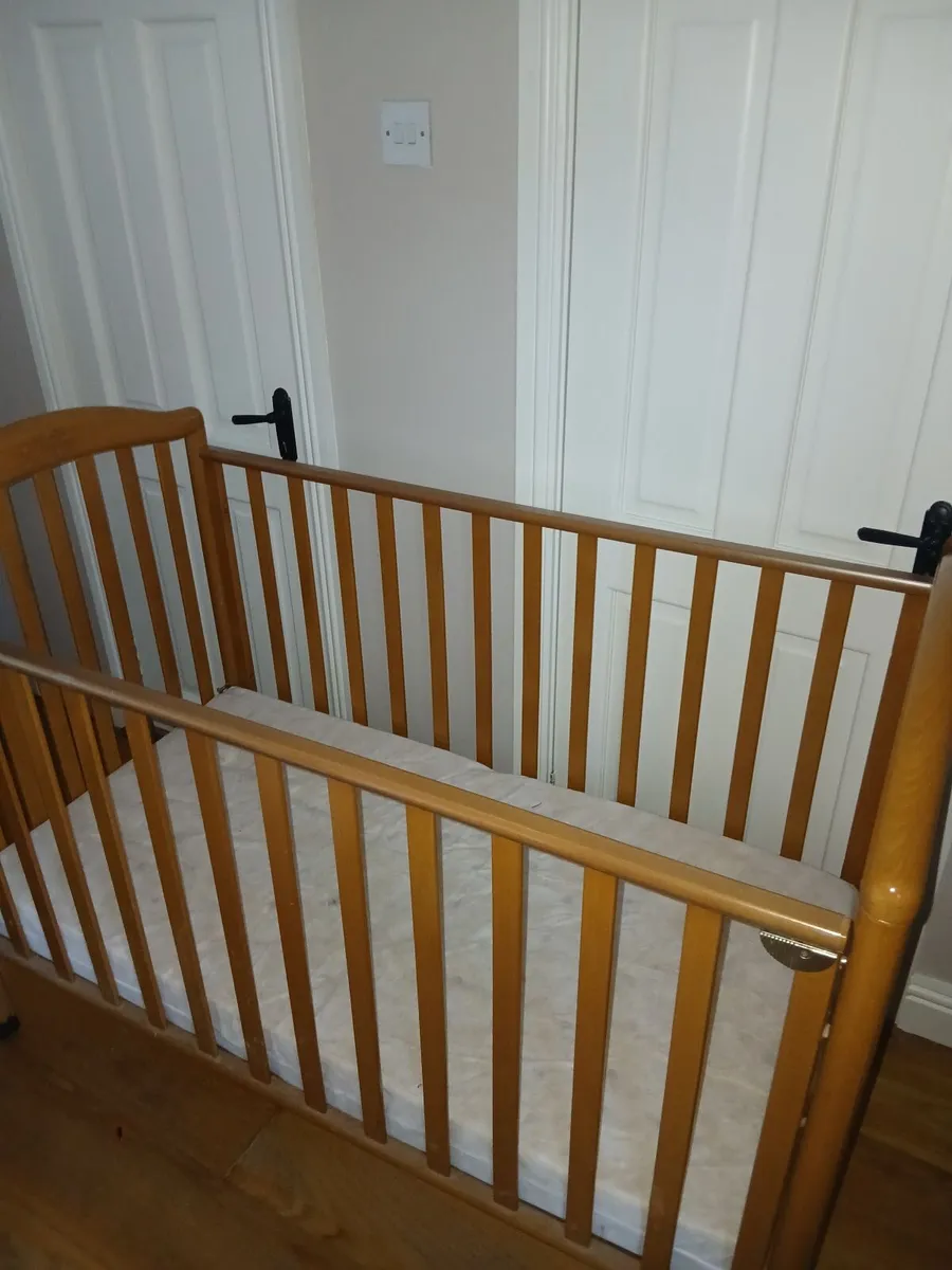 Baby's cot - Image 2