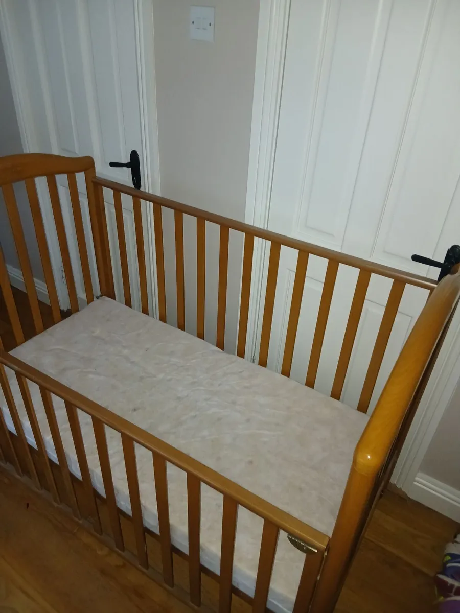 Baby's cot - Image 1