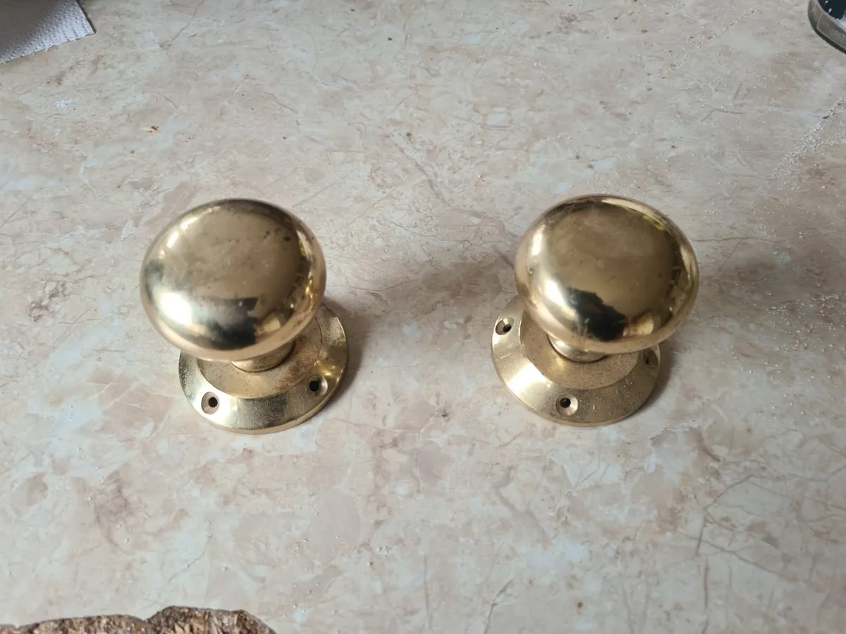 2 x Victorian Solid Brass Door knobs…………………………15