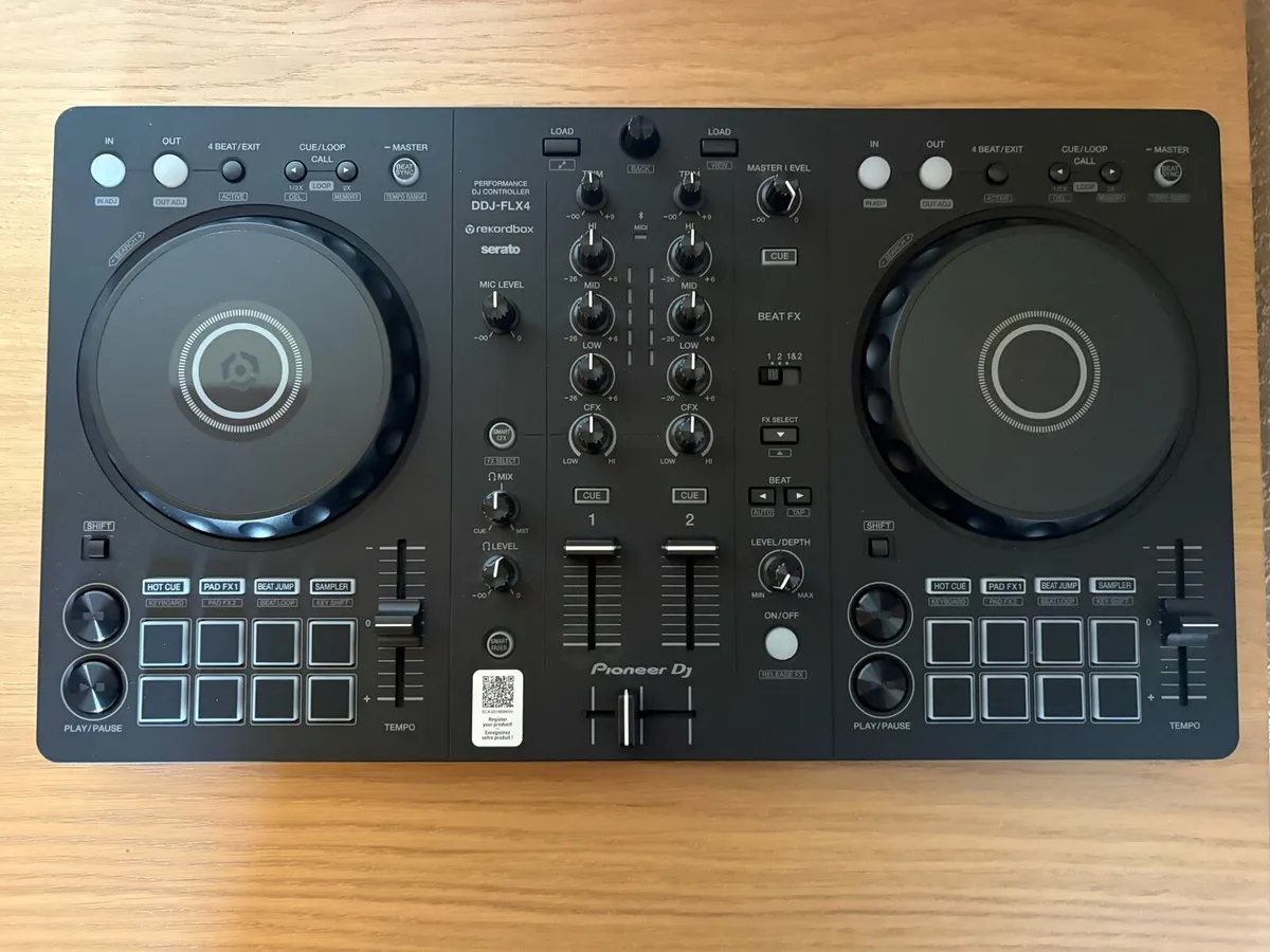 Pioneer DJ DDJ FLX4 with headphones - Image 2