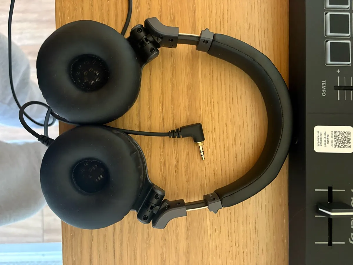 Pioneer DJ DDJ FLX4 with headphones - Image 3