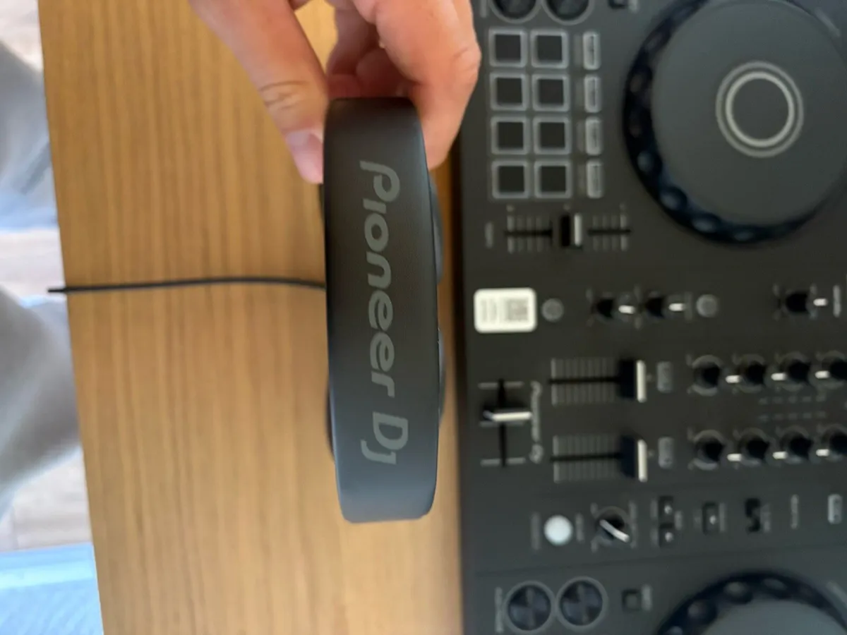 Pioneer DJ DDJ FLX4 with headphones - Image 4