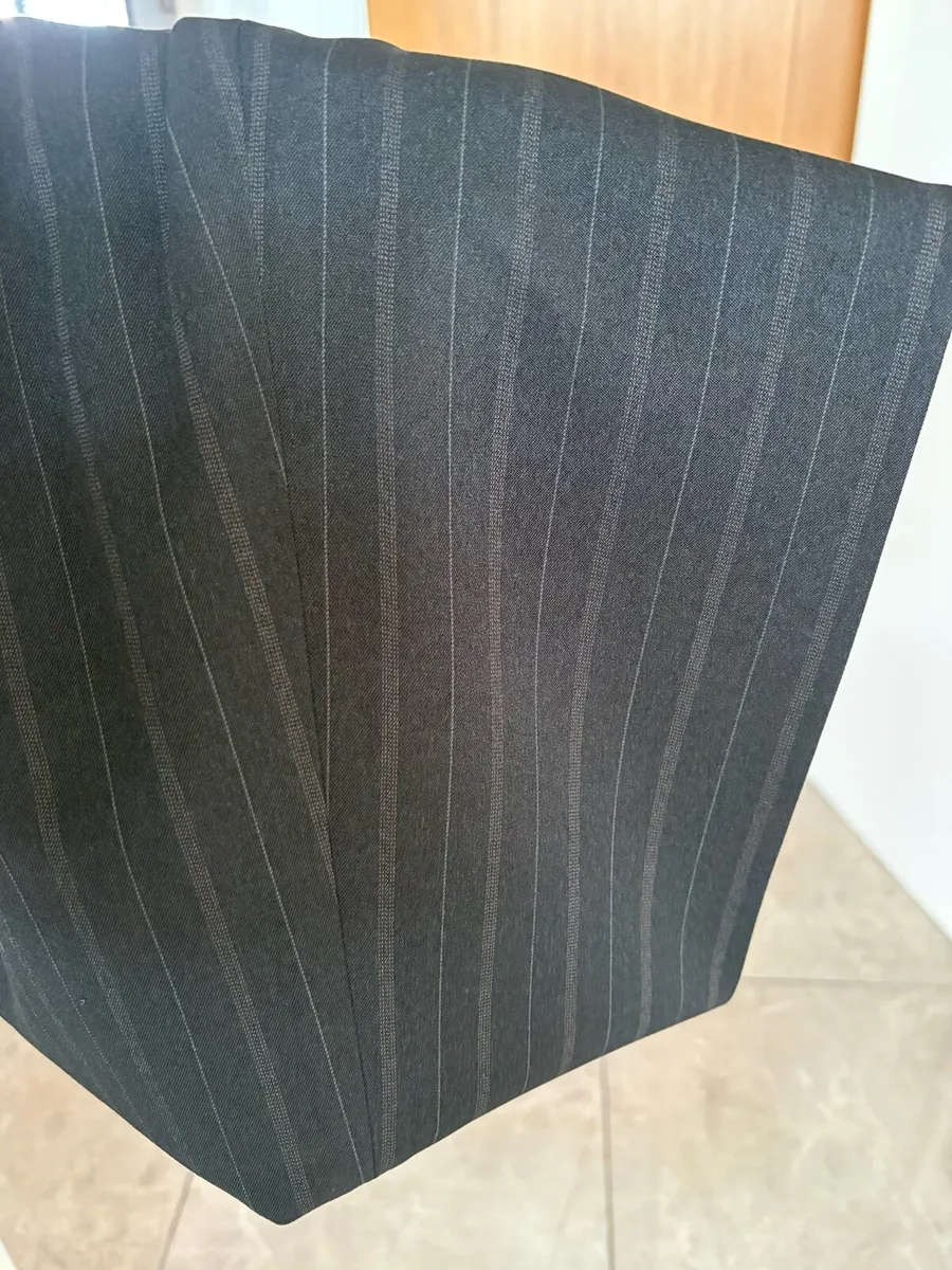 Men’s 3 piece suit black with brown lines 58L - Image 4
