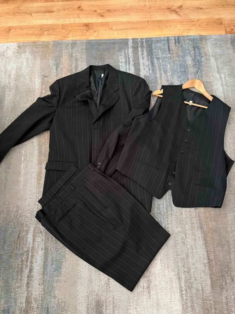 Men’s 3 piece suit black with brown lines 58L - Image 1