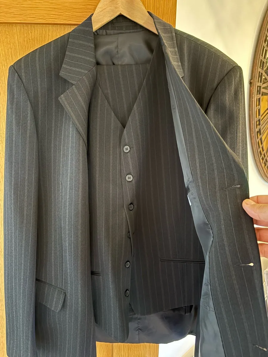 Men’s 3 piece suit black with brown lines 58L - Image 3