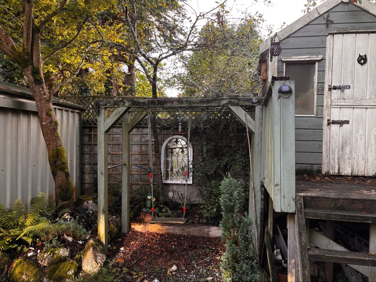 Garden playhouse and swing - Image 3
