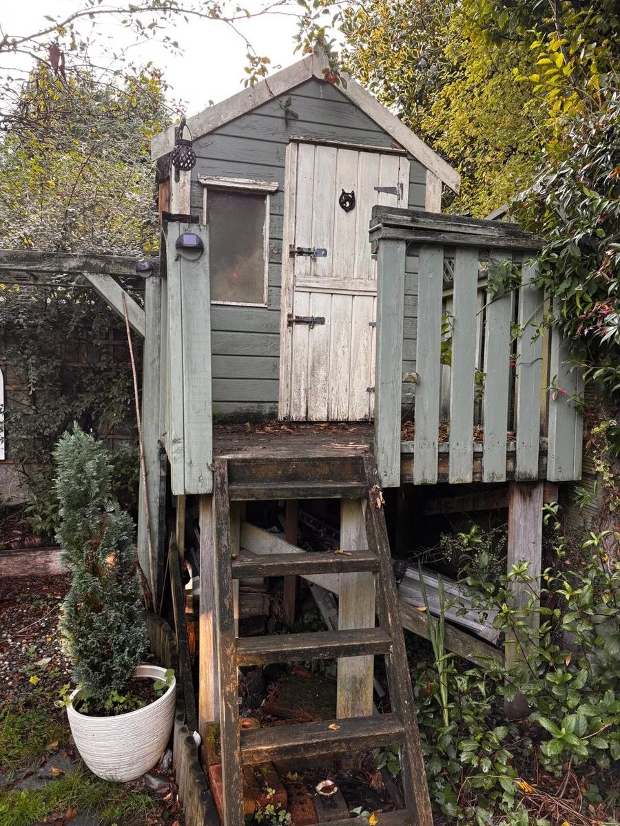 Garden playhouse and swing - Image 4