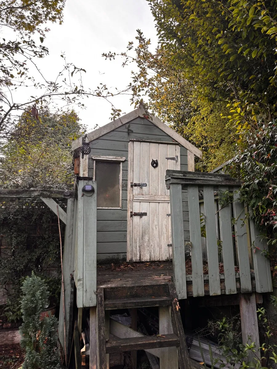 Garden playhouse and swing - Image 1