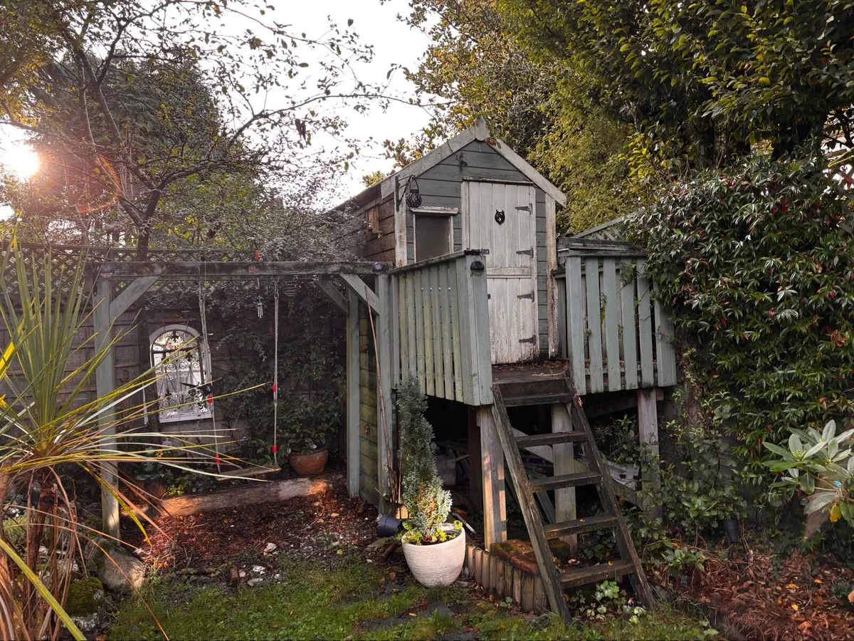 Garden playhouse and swing - Image 2