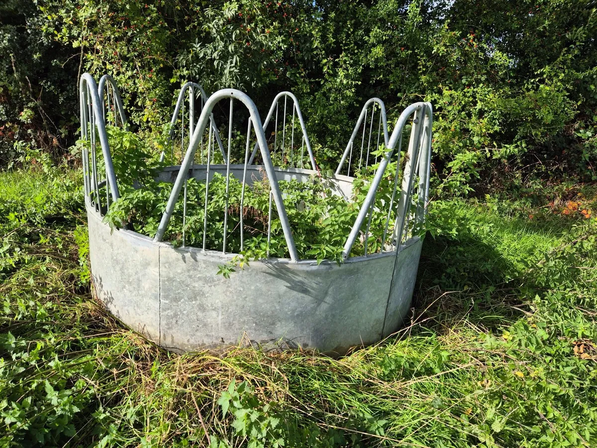 Horse hay feeder galanised 8 spaces - Image 2