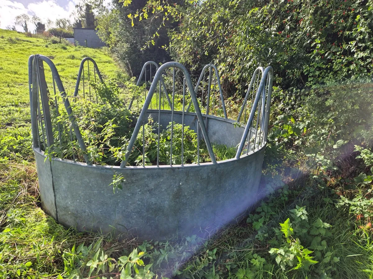 Horse hay feeder galanised 8 spaces - Image 3