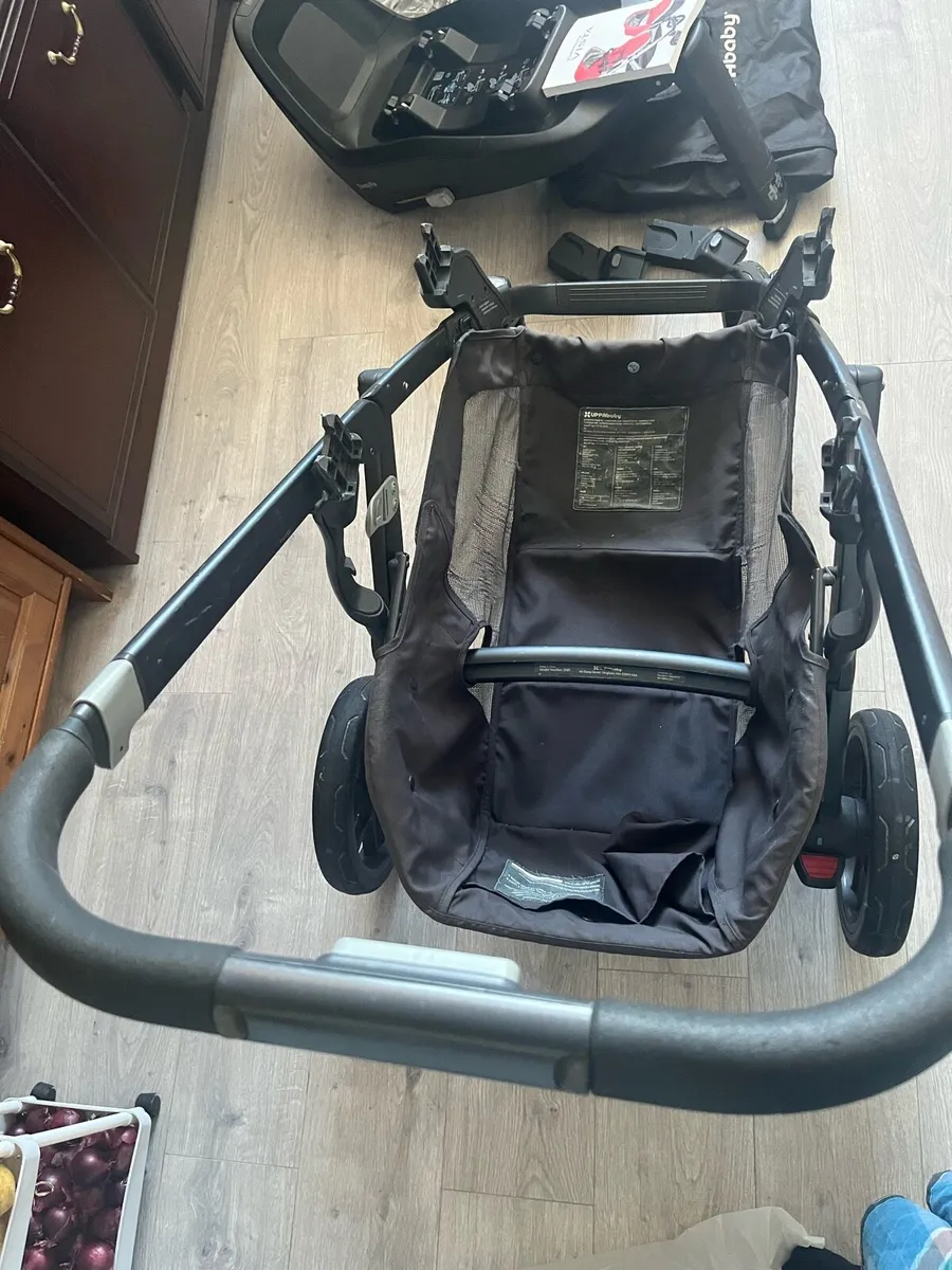 Uppababy vista with car seat isofiz base - Image 1