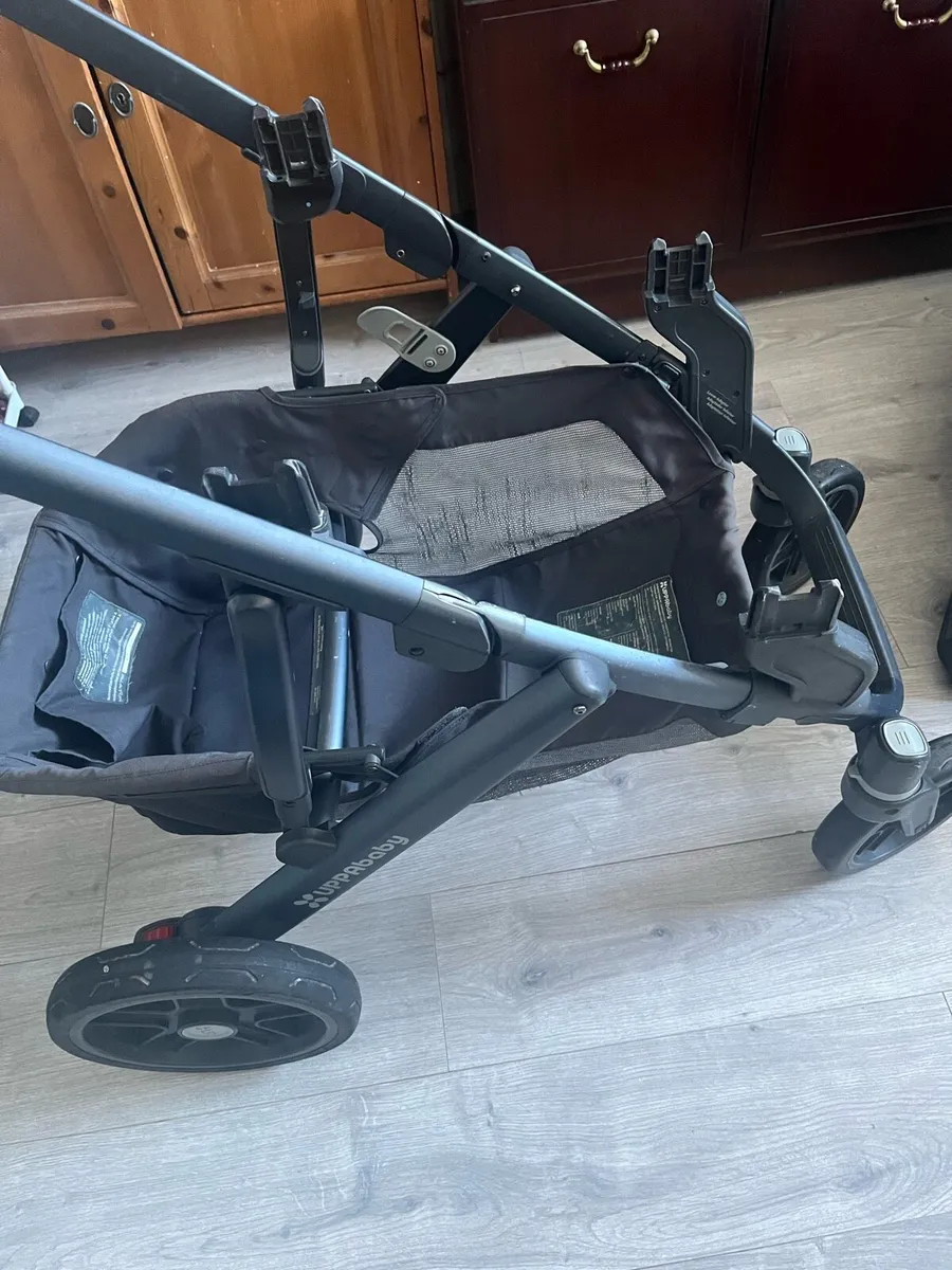 Uppababy vista with car seat isofiz base - Image 2