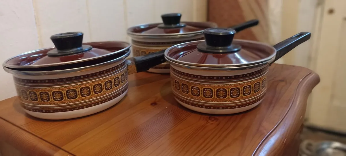 Set of Enamel Steel Saucepans - Image 4