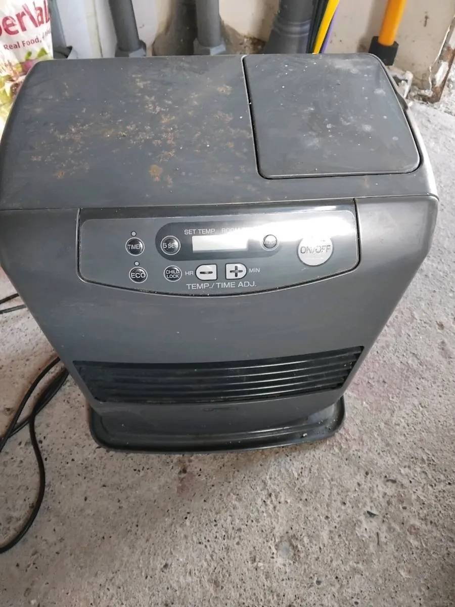 Kerosene fan heater and fuel - Image 1