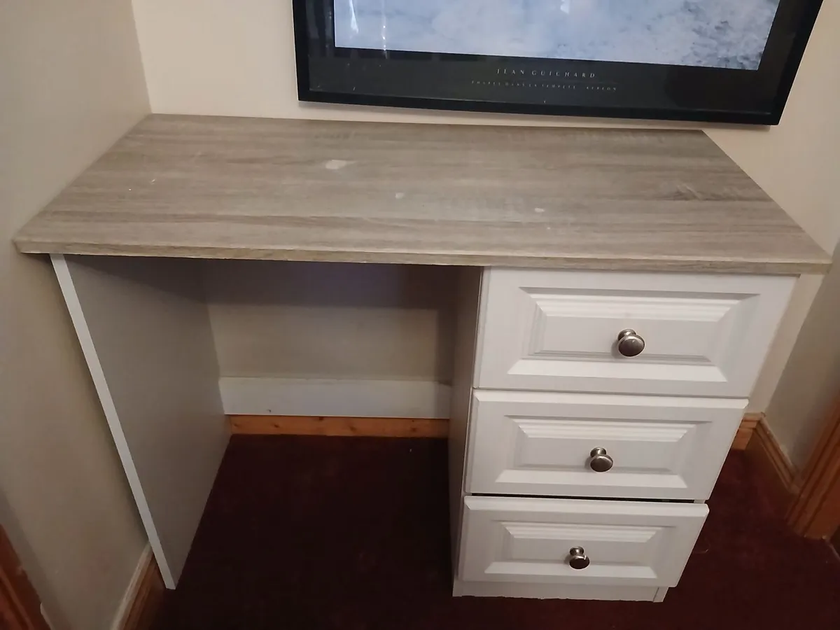 Double Bed solid frame and matching dresser table - Image 4
