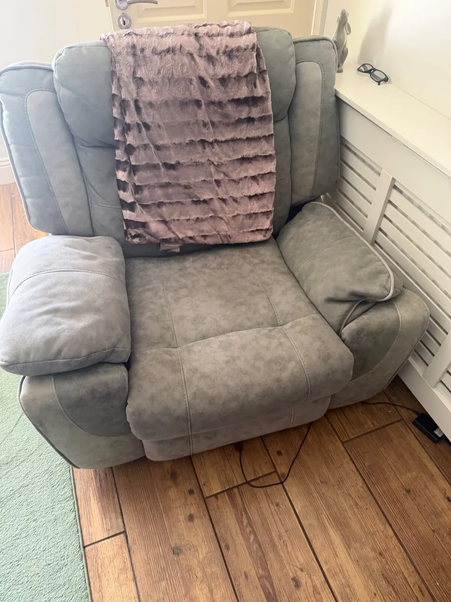 Couch and 2 side chairs one electric recliner - Image 2