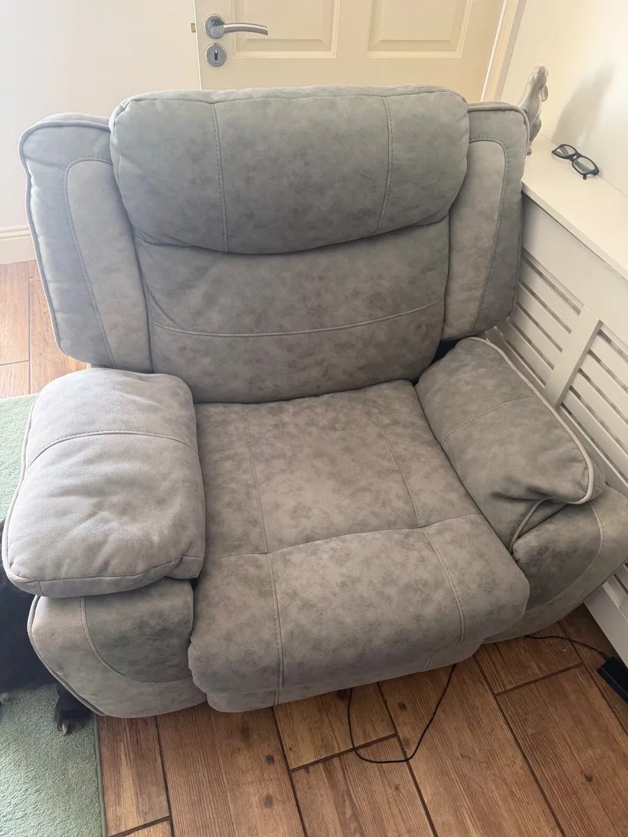 Couch and 2 side chairs one electric recliner - Image 3