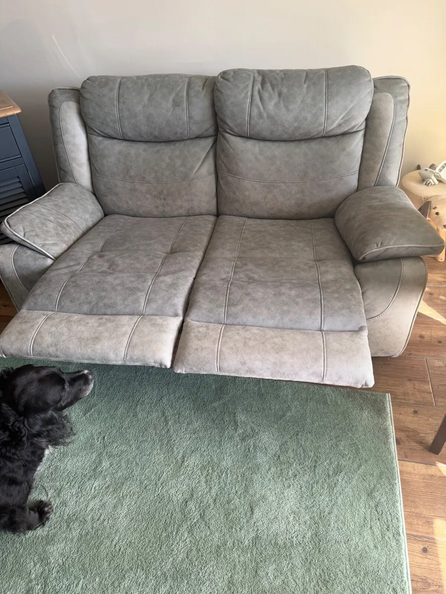 Couch and 2 side chairs one electric recliner - Image 4