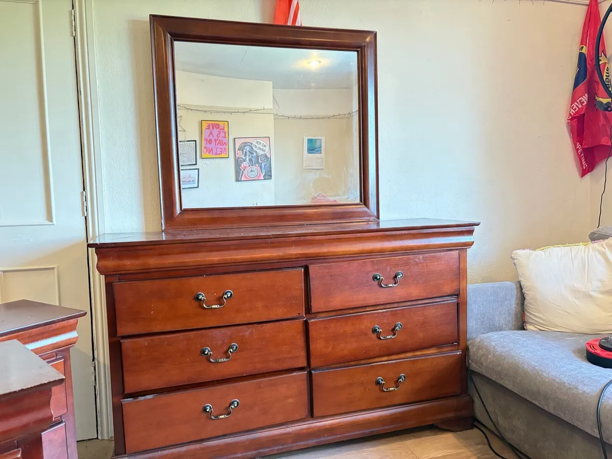 Dresser and bedside lockers - Image 1