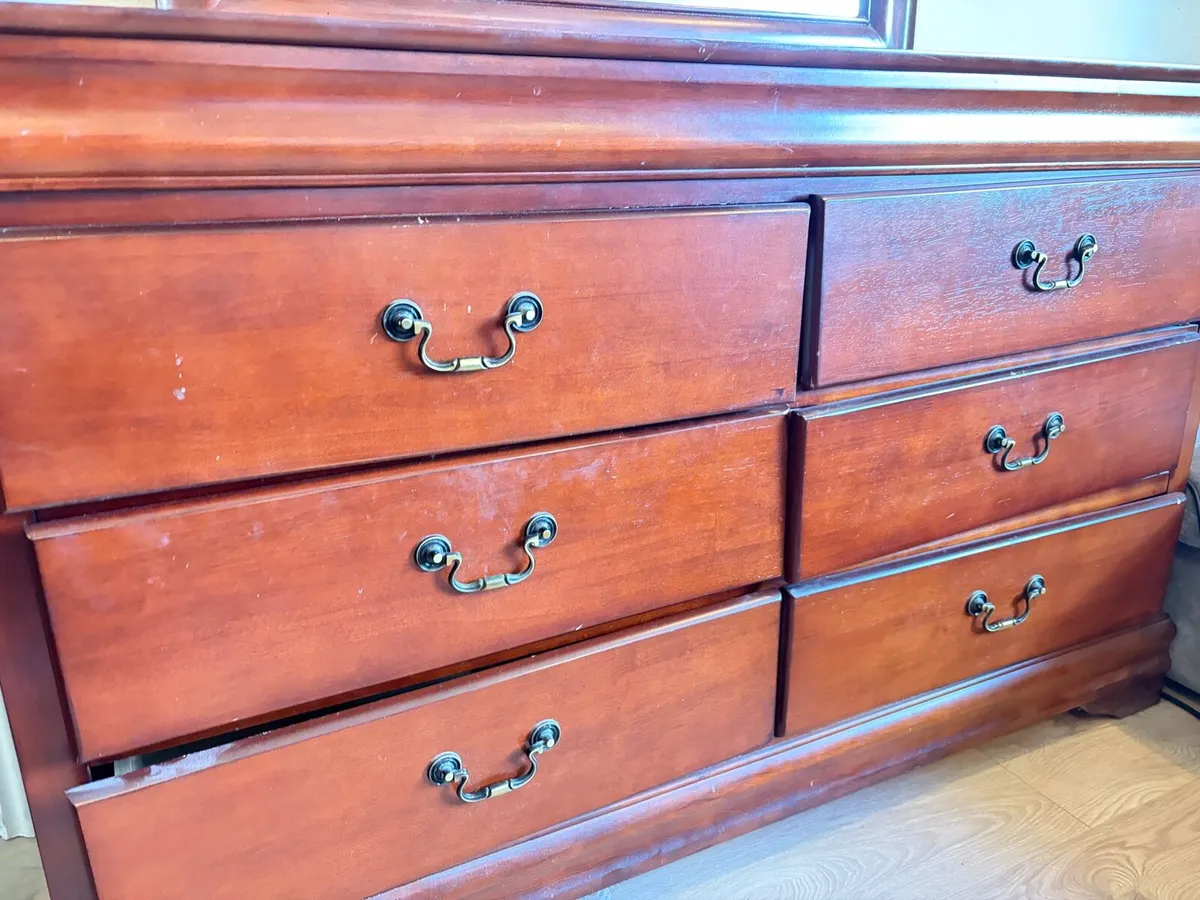 Dresser and bedside lockers - Image 2
